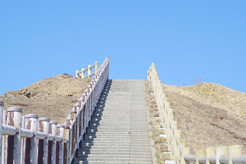 灯台へ向かう階段の写真