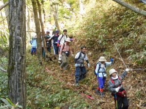 猿留山道の東端、カルシコタンに向かう一行。