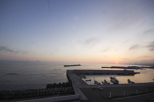 海に沈む夕日の写真