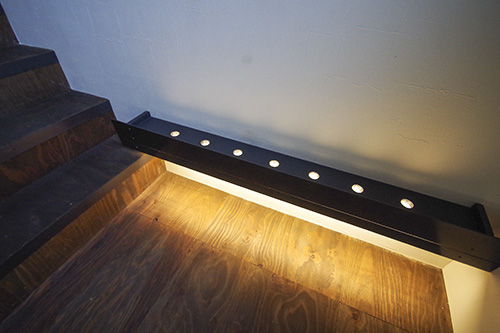 階段踊り場の間接照明の写真