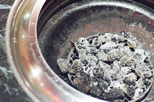 炭の入った焼き台の写真