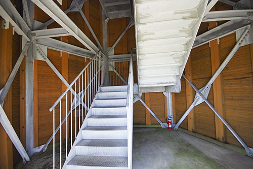 観察塔内部の階段の写真