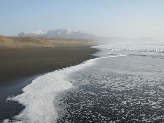 襟裳岬の東側には約10キロの砂浜、百人浜が続いています。
