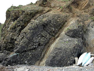 岬先端の海岸にある見事な礫岩・砂岩互層があります。